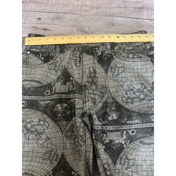 Young Rich & Famous NYC Mens Shorts Size 34 Black Gray Globe Print - Picture 6 of 9